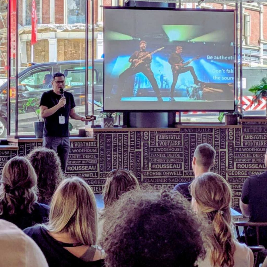 Souveräner Auftritt bei einem Vortrag auf der Bühne – ermöglicht durch Fokus und Freiheit dank eines stabilen Selbstmanagement Systems.