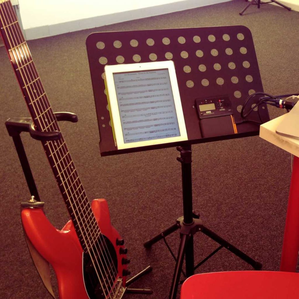 Ein Musiker-Hocker im Übungsraum, Symbol für die unsichtbare Vorbereitung, die wichtiger ist als gute Vorsätze 2026.