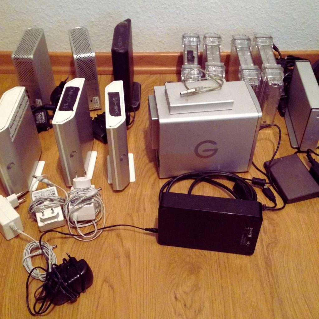 Stapel alter Computer-Festplatten auf einem Tisch als Symbol für die Externalisierung von Gedanken und das Second-Brain-System.